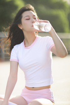 不扭纽扣的女孩